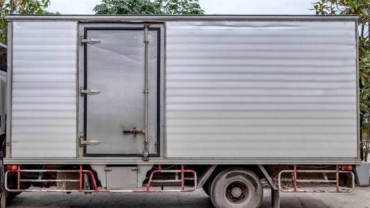 铝制运输运货卡车铝制集装箱门侧停放在道路上照片